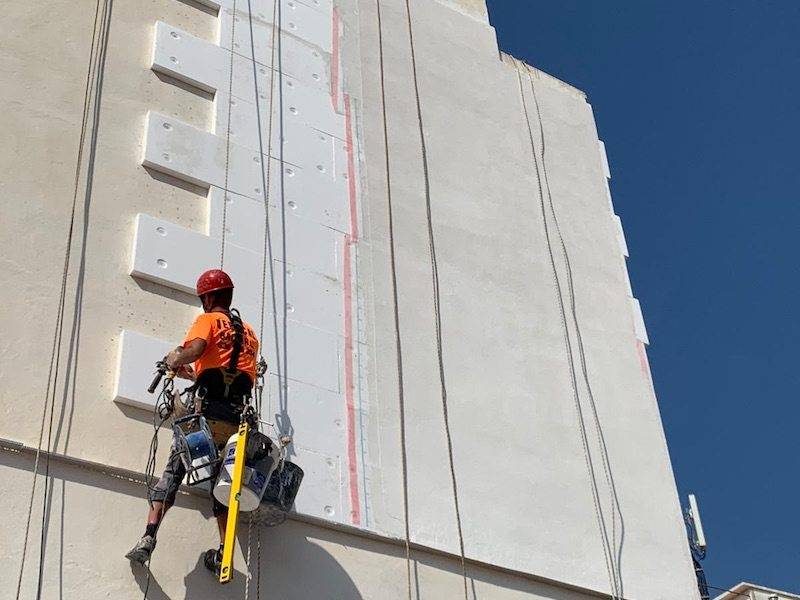 Instalación de sistema de aislamiento térmico SATE